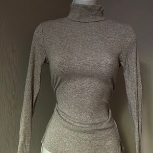 Marled grey ribbed turtle neck long sleeve 🤍